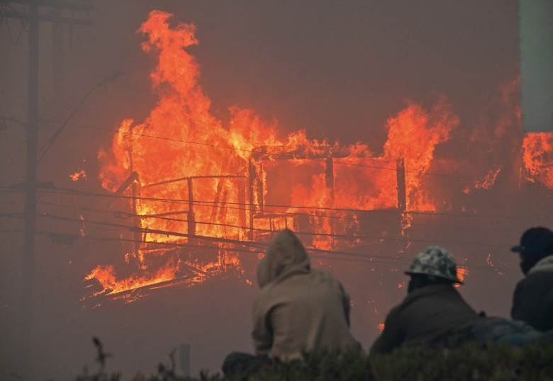 Incendiu violent într-un cartier de lux de la periferia oraşului Los Angeles/ Profimedia