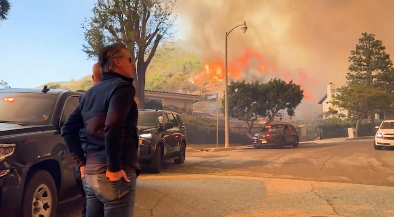 Incendiu violent într-un cartier de lux de la periferia oraşului Los Angeles/ Profimedia