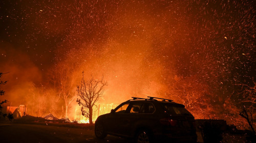 Wildfires tear through Los Angeles