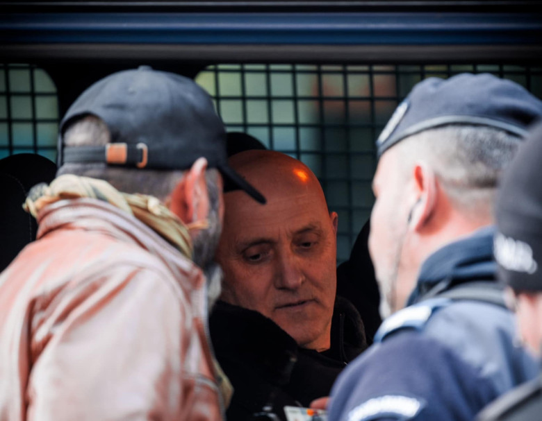 Horaţiu Potra şi fiul său, ridicaţi de jandarmi de la protestul din Bucureşti/ Foto: Facebook Dan Mihai Balanescu