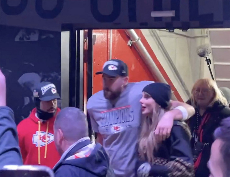 Taylor Swift and Travis Kelce leave Arrowhead Stadium field to cheers after KS Chiefs' big win.