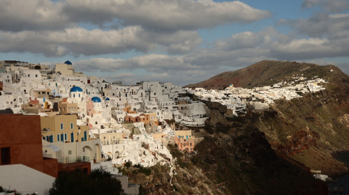 Fleeing Santorini: Tremors shake the island amid growing earthquake fears