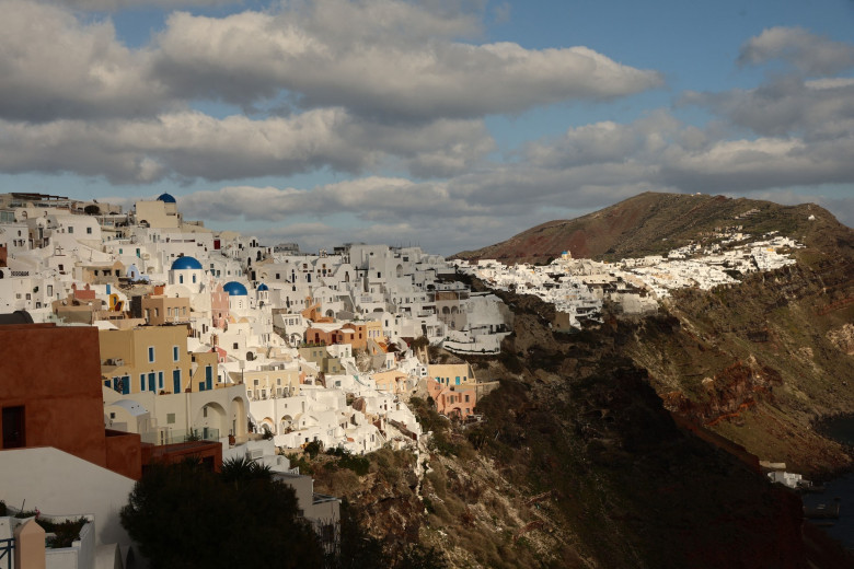 Fleeing Santorini: Tremors shake the island amid growing earthquake fears