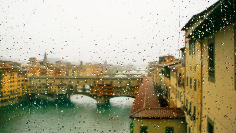 Ponte,Vecchio,-,Defocussed,View,Through,The,Window,Covered,In