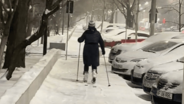 O femeie din București a transformat trotuarul în pârtie de schi/ Foto: Captură video TikTok