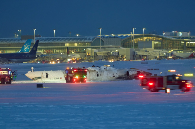 Incident aviatic pe aeroportul din Toronto. O aeronavă s-a răsturnat pe spate la aterizare (3)