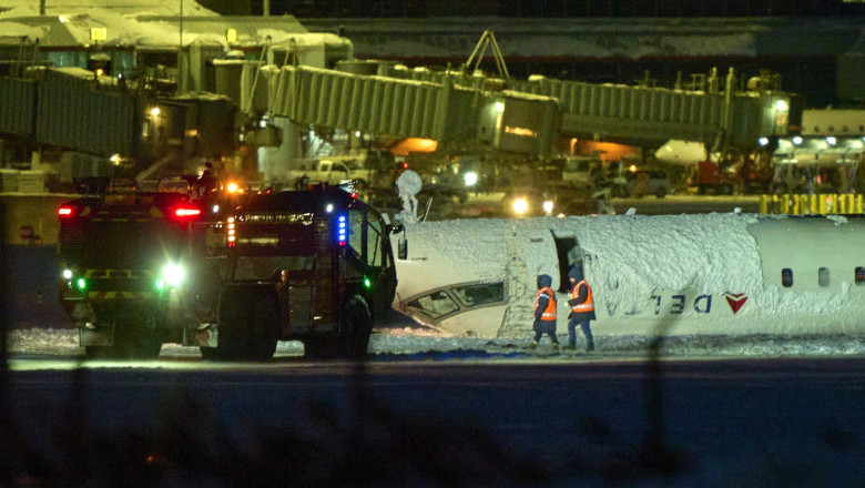 Incident aviatic pe aeroportul din Toronto. O aeronavă s-a răsturnat pe spate la aterizare (4)