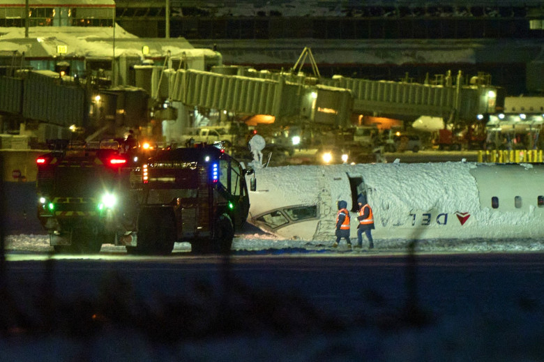 Incident aviatic pe aeroportul din Toronto. O aeronavă s-a răsturnat pe spate la aterizare (4)