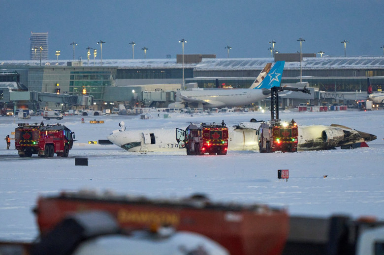 Incident aviatic pe aeroportul din Toronto. O aeronavă s-a răsturnat pe spate la aterizare (5)