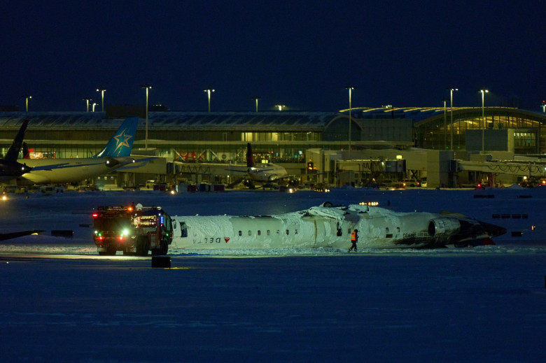 Incident aviatic pe aeroportul din Toronto. O aeronavă s-a răsturnat pe spate la aterizare (1)