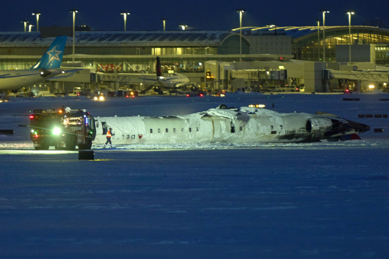 Incident aviatic pe aeroportul din Toronto. O aeronavă s-a răsturnat pe spate la aterizare (2)