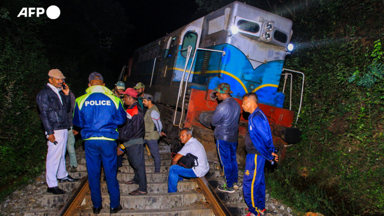 Un tren expres de pasageri deraiază în Sri Lanka după ce loveşte o familie de elefanţi/ Foto: X