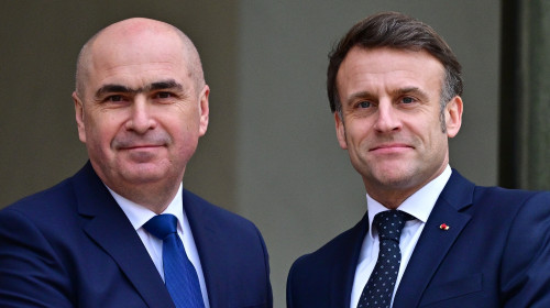 Le Président de la République française, Emmanuel Macron, reçoit son homologue par intérim de la Roumanie, Ilie Bolojan, au palais présidentiel de l'Elysée à Paris