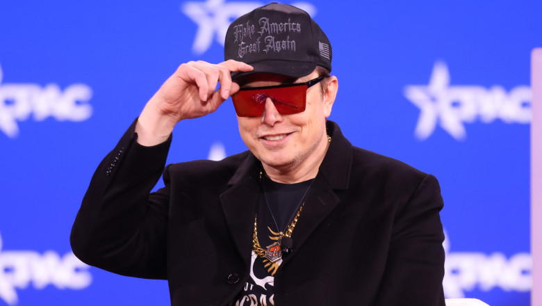 Elon Musk apare cu o drujbă la o conferinţă a conservatorilor/ Profimedia