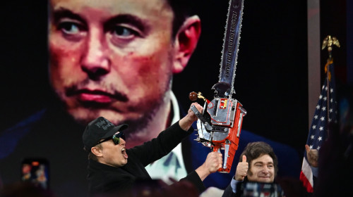 Elon Musk apare cu o drujbă la o conferinţă a conservatorilor/ Profimedia