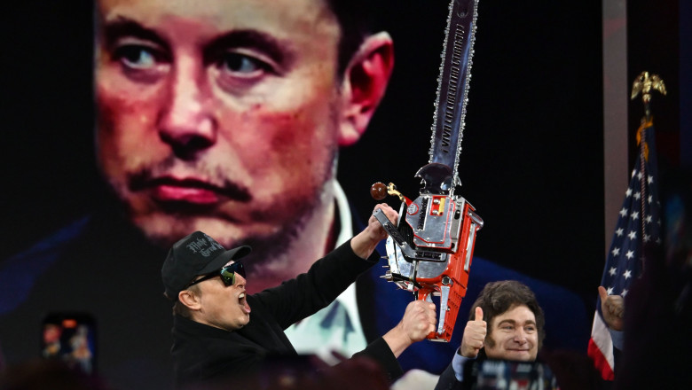 Elon Musk apare cu o drujbă la o conferinţă a conservatorilor/ Profimedia