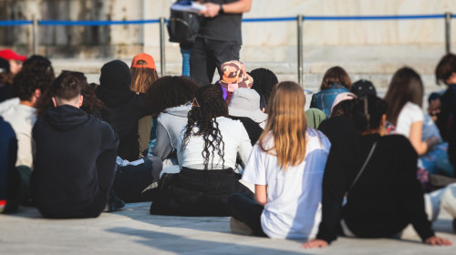 Câțiva elevi au găsit aproape 100.000 de euro pe stradă, în timpul unei excursii în Atena/ Shutterstock