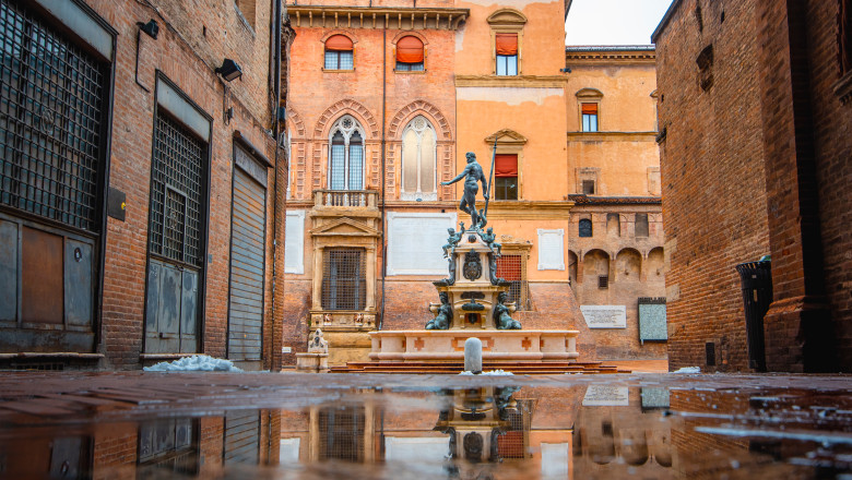 Bologna,In,The,Morning,,Looking,Neptune,Statue,In,Main,Square