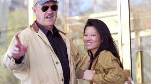 Ref: LS NY 100402 Pictures Lawrence Schwarzwald Actor Gene Hackman and wife, Betsy Arakawa wave to fans outside The Trum