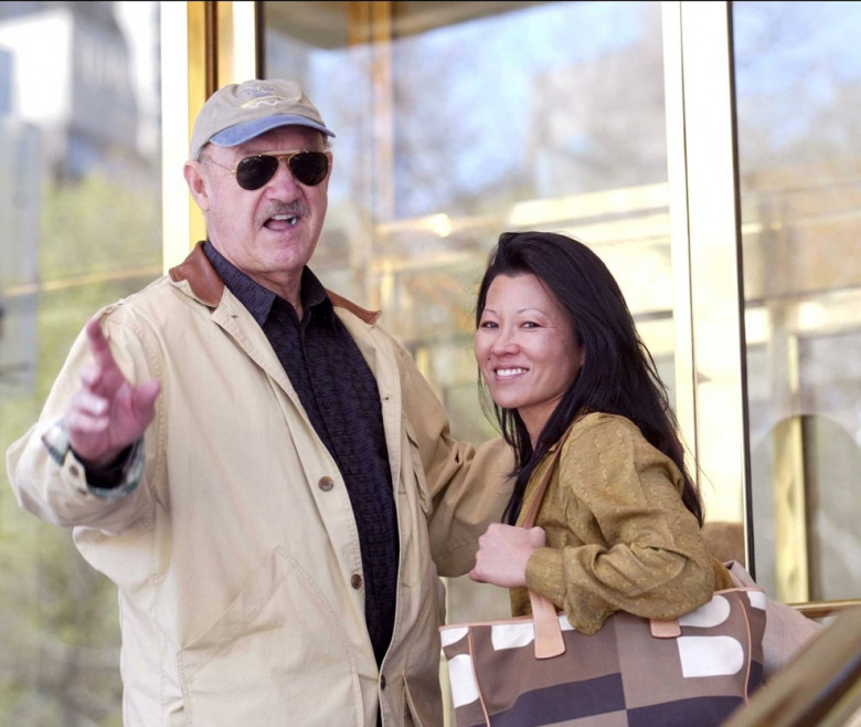 Ref: LS NY 100402 Pictures Lawrence Schwarzwald Actor Gene Hackman and wife, Betsy Arakawa wave to fans outside The Trum