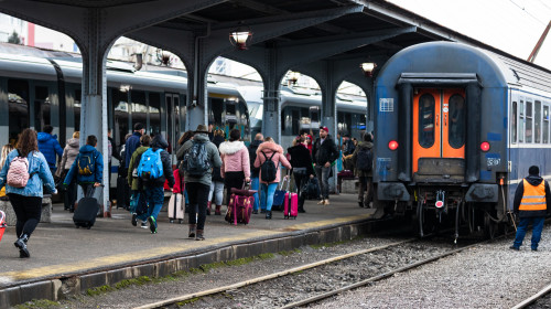 Travelers,And,Commuters,Waiting,For,A,Train,On,The,Train