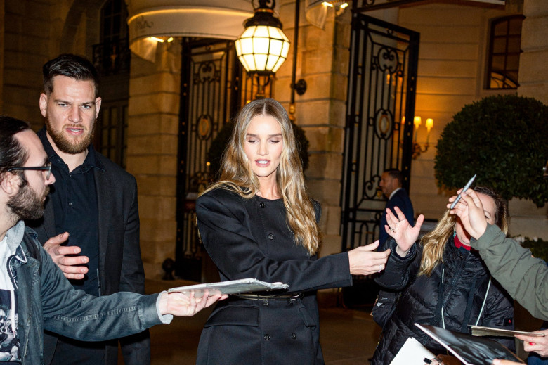 Rosie Huntington-Whiteley à la sortie de l’hôtel Ritz Place Vendôme en marge de la Fashion Week de Paris (PFW)