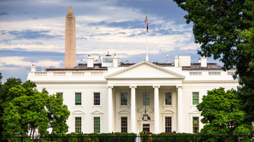 The,White,House,With,The,Washington,Monument,In,The,Background,