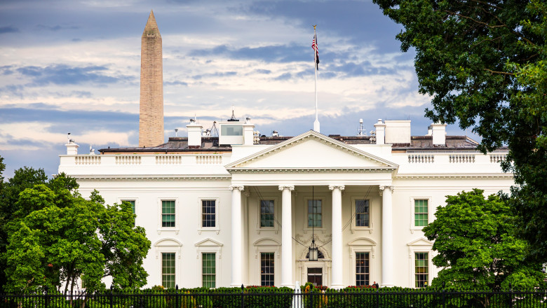 The,White,House,With,The,Washington,Monument,In,The,Background,