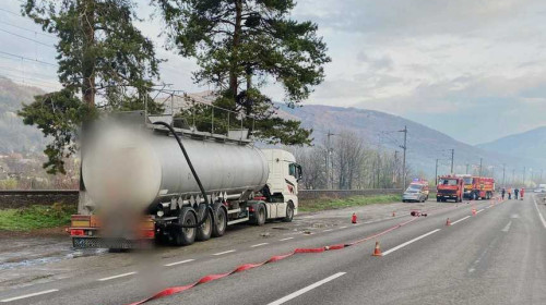 Scurgeri de acid sulfuric dintr-o cisternă în județul Prahova/ Foto: News.ro