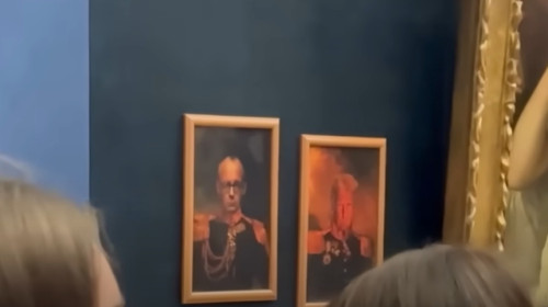 Portretele lui Donald Trump şi Friedrich Merz, expuse de youtuberi la câţiva metri de „Mona Lisa”/ Foto: captură video