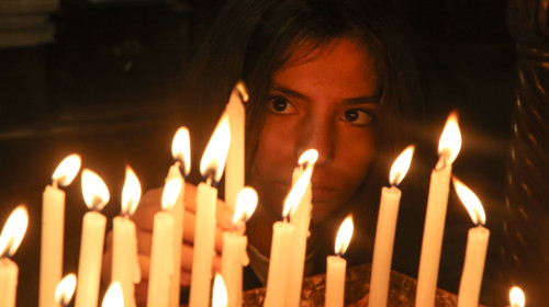 lumanari aprinse, biserica