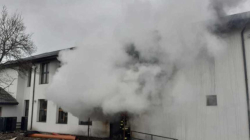 Incendiu la o şcoală din Vâlcea, aflată în renovări/ Foto: ISU Vâlcea Facebook