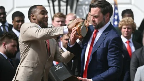 Momentul când JD Vance scapă trofeul campionatului naţional al statului Ohio/ Captură video