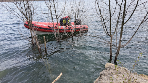 Pompierul căzut în lacul Siriu a fost găsit decedat