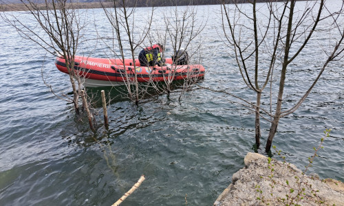 Pompierul căzut în lacul Siriu a fost găsit decedat