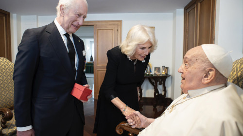 papa francisc, regele charles, regina camilla