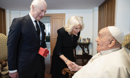 papa francisc, regele charles, regina camilla
