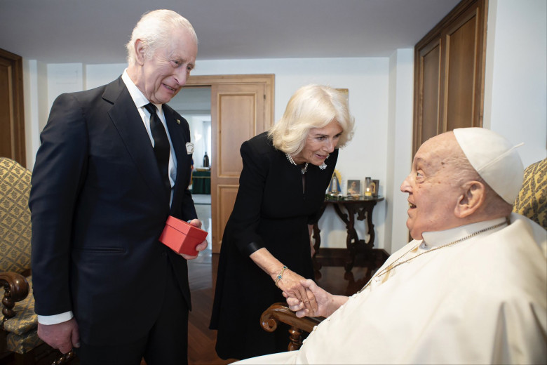 papa francisc, regele charles, regina camilla