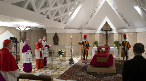 Papa Francisc în sicriu
