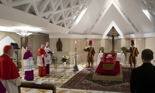 Papa Francisc în sicriu