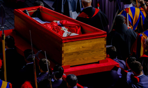 De ce va fi Papa Francisc I înmormântat în roșu/ Profimedia