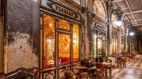 Fondată în 1720, Caffè Florian este cea mai veche cafenea din lume care funcționează neîntrerupt, situată în Veneția, regiunea Veneto, Italia.