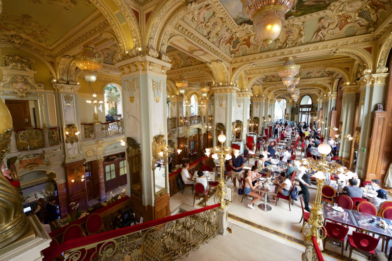 Budapesta, Ungaria â 1 august 2024: turiÈti savurÃ¢nd micul dejun Ã®n celebra cafenea New York, cunoscutÄ pentru decorul sÄu opulent.