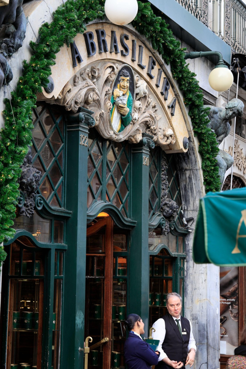 Vedere exterioarÄ a faÈadei iconice a cafenelei CafÃ© A Brasileira, situatÄ Ã®n cartierul Chiado, Lisabona, Portugalia.