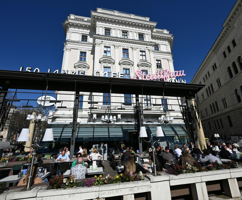 Cafeneaua Landtmann din Viena, Austria, cu inscripÈia temporarÄ âCafÃ© Stadtfrauâ (Femeia OraÈului), modificatÄ cu ocazia Zilei InternaÈionale a Femeii â fotografie realizatÄ joi, 6 martie 2025.