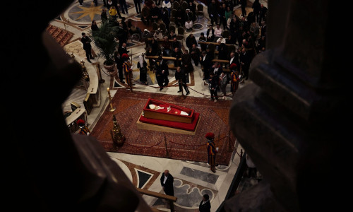 papa francisc in sicriu