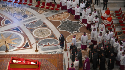 calugarita Genevieve Jeanningros la capataiul papei francisc (2)