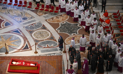 calugarita Genevieve Jeanningros la capataiul papei francisc (2)