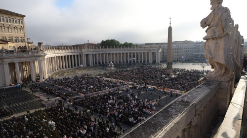 Vatican City, April 26, 2025: The Square fills up. The Funeral Mass of the Roman Pontiff Francis Bergoglio is celebrated in the square in front of St. Peter's Basilica, according to the provisions of the Ordo Exsequiarum Romani Pontificis.