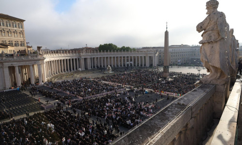 Vatican City, April 26, 2025: The Square fills up. The Funeral Mass of the Roman Pontiff Francis Bergoglio is celebrated in the square in front of St. Peter's Basilica, according to the provisions of the Ordo Exsequiarum Romani Pontificis.